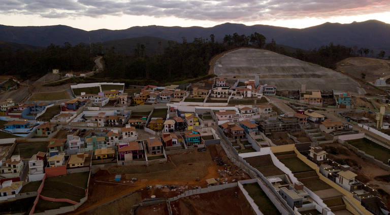 Obras e aspecto geral do  reassentamento de Bento Rodrigues, conhecido como Novo Bento, construído pela mineradora para restituir o direito à moradia dos atingidos pelo rompimento.