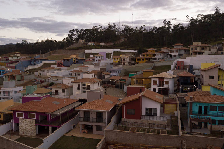 Obras e aspecto geral do  reassentamento de Bento Rodrigues, conhecido como Novo Bento, construído pela mineradora para restituir o direito à moradia dos atingidos pelo rompimento.