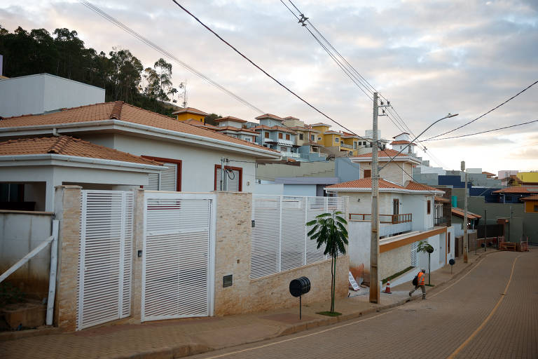 Obras e aspecto geral do  reassentamento de Bento Rodrigues, conhecido como Novo Bento, construído pela mineradora para restituir o direito à moradia dos atingidos pelo rompimento.