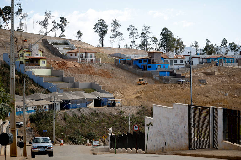 Obras e aspecto geral do  reassentamento de Bento Rodrigues, conhecido como Novo Bento, construído pela mineradora para restituir o direito à moradia dos atingidos pelo rompimento.