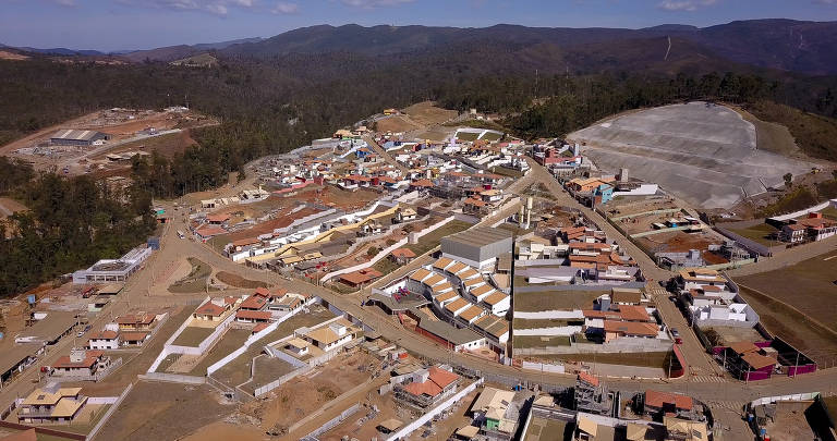Obras e aspecto geral do  reassentamento de Bento Rodrigues, conhecido como Novo Bento, construído pela mineradora para restituir o direito à moradia dos atingidos pelo rompimento.