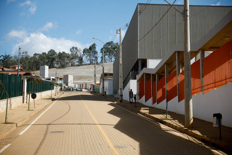 Obras e aspecto geral do  reassentamento de Bento Rodrigues, conhecido como Novo Bento, construído pela mineradora para restituir o direito à moradia dos atingidos pelo rompimento.