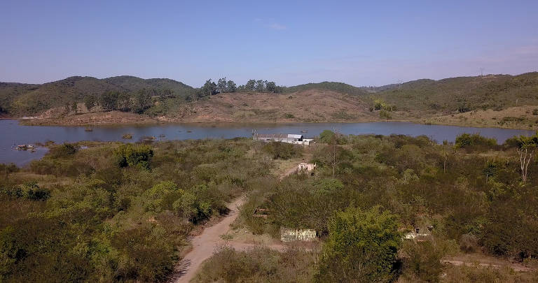 O distrito de Bento Rodrigues 8 anos após o rompimento da barragem de fundão. Esqueletos de casas ainda são vistos em meio a vegetação que cobre tudo. Parte da cidade foi encoberta pelo dique S4, construído pela Samarco para conter os rejeitos que continuavam a descer da barragem.