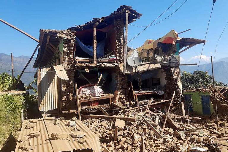 Socorristas buscam sobreviventes de terremoto que já matou 157 no Nepal