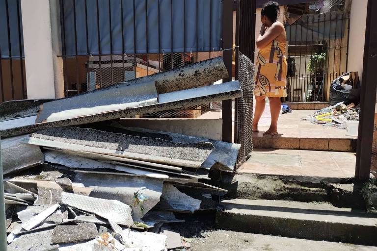Telhas em frente à casa da professora Monica Aparecida da Cruz Lima, 48, no Campo Limpo, zona sul de São Paulo, neste sábado (4) após forte chuva 