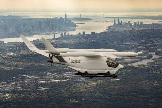 The CX300, an experimental electric airplane built by Beta Technologies, flying from Westchester, N.Y. to Reading, Pa. during a 16 day trip down the East Coast, in New York on Oct. 17, 2023. (Tony Cenicola/The New York Times)
