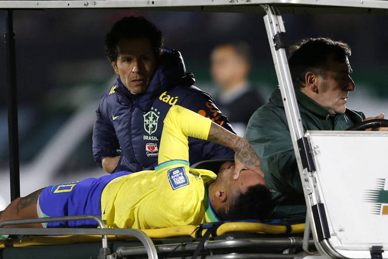 Neymar tem alta após passar por cirurgia no joelho