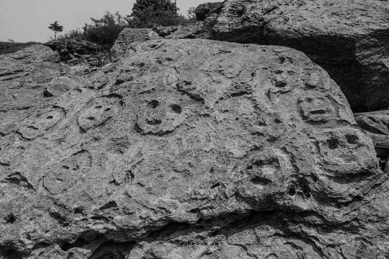 Rostos humanos esculpidos em pedra