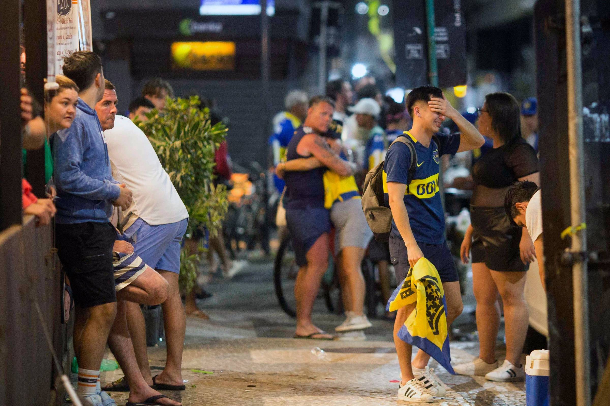 Torcida do Boca fica de fora por ingressos falsos; Polícia reage