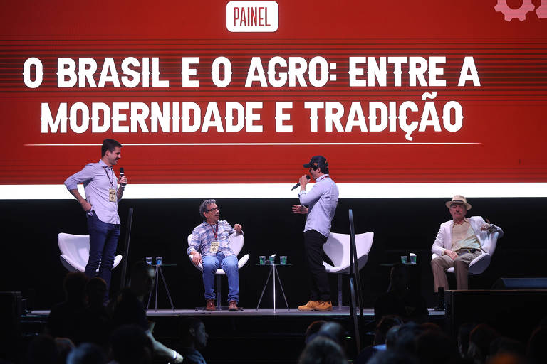 Painel vermelho com dizeres em branco em letras maiúsculas: O brasil e o agro: entre a modernidade e a tradição