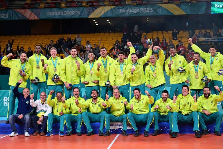 Equipe brasileira de vôlei masculino posa para foto após conquistar a medalha de ouro nos Jogos Pan-Americanos de Santiago, no Chile