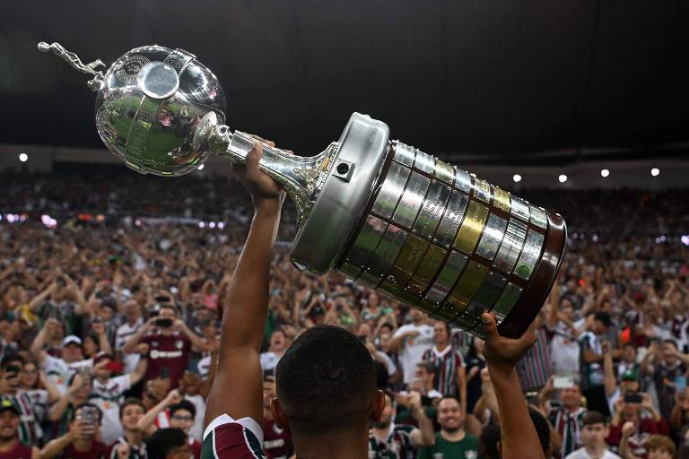 David Braz exibe o troféu aos torcedores do Fluminense em comemoração ao título da Libertadores no Estádio do Maracanã, no Rio de Janeiro