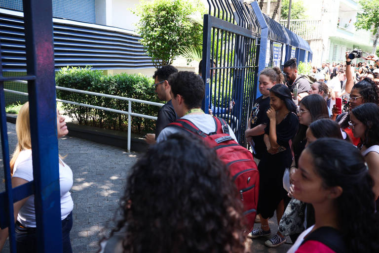 Estudantes começam a chegar apos abertura dos portões para prova do Enem, na Unip da rua Apeninos