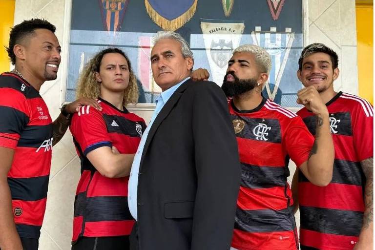 Sósia de Tite joga com time de sósias do Flamengo