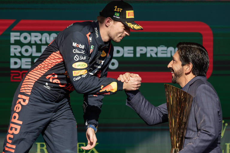 Ricardo Nunes entrega troféu ao vencedor do Grande Prêmio de Fórmula 1 em São Paulo, Max Verstappen