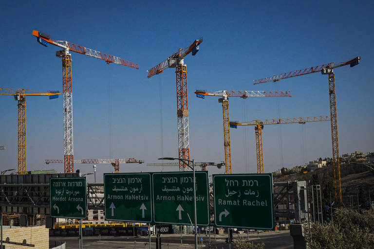  Guindastes em um canteiro de obras em Jerusalém