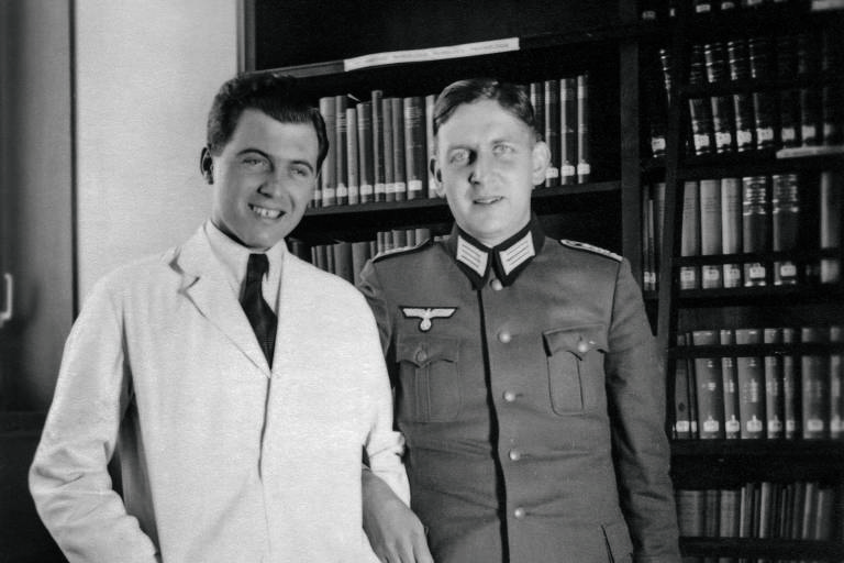 Mengele (esq.) no Instituto de Genética Humana e Higiene Racial de Frankfurt am Main, onde foi assistente de Otmar von Verschuer, cerca de 1939