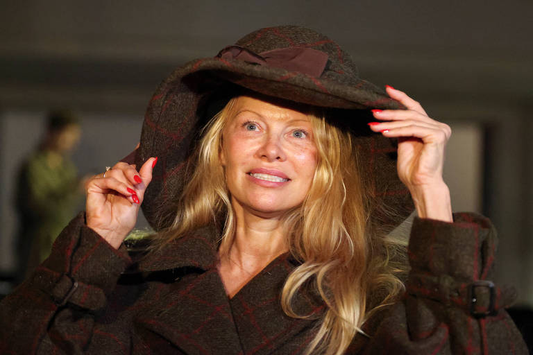 Pamela Anderson chega sem maquiagem à Semana de Moda de Paris em setembro de 2023. "Preferi passear a ficar três horas numa cadeira de maquiagem", disse