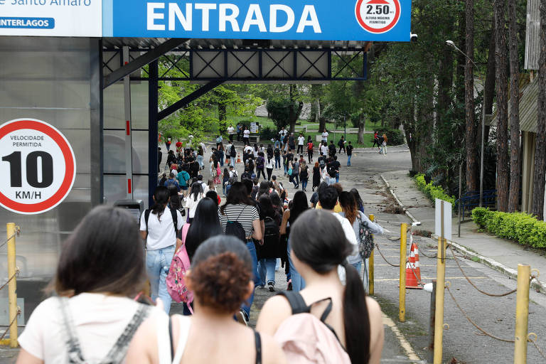Abertura dos portões da Unisa da Cidade Dutra, na zona leste de São Paulo, no primeiro dia do Enem 2023