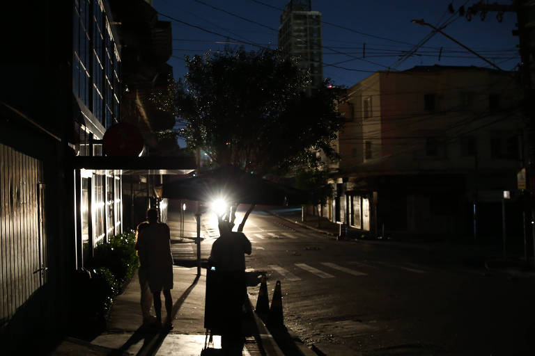 Falta de energia elétrica no bairro de perdizes, próximo a Avenida Sumaré, no dia 4 de novembro.  A enel calcula que 2,1 milhões de clientes ficaram sem luz em São Paulo