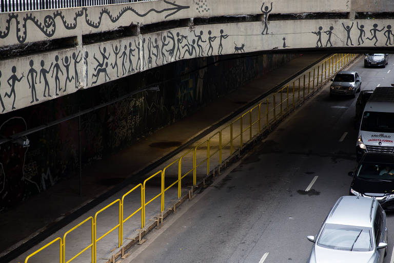 Grades amarelas foram instaladas na calcada do túnel José Roberto Fanganiello, local onde se concentravam usuários de drogas