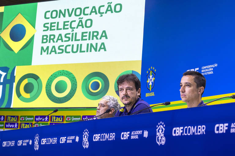 Fernando Diniz (ao centro) e auxiliares durante convocação da seleção brasileira na sede da CBF, no Rio de Janeiro