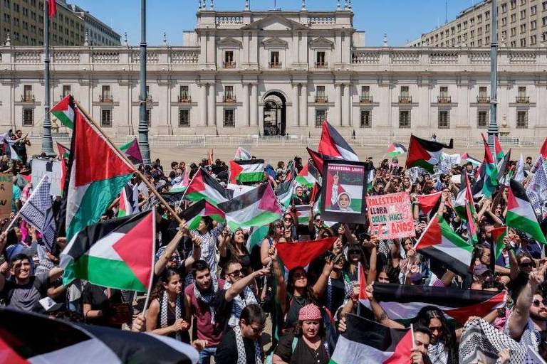 Manifestação da comunidade palestina em frente à sede do governo chileno, em Santiago