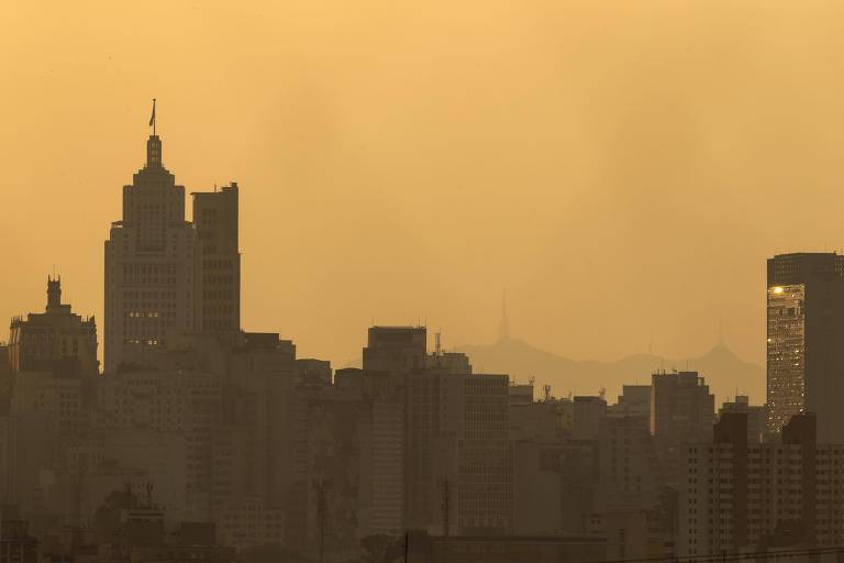 Prédios de São Paulo com o fundo esfumaçado pela poluição