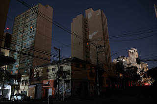 Imóveis às escuras na região da avenida Sumaré, na zona oeste paulistana