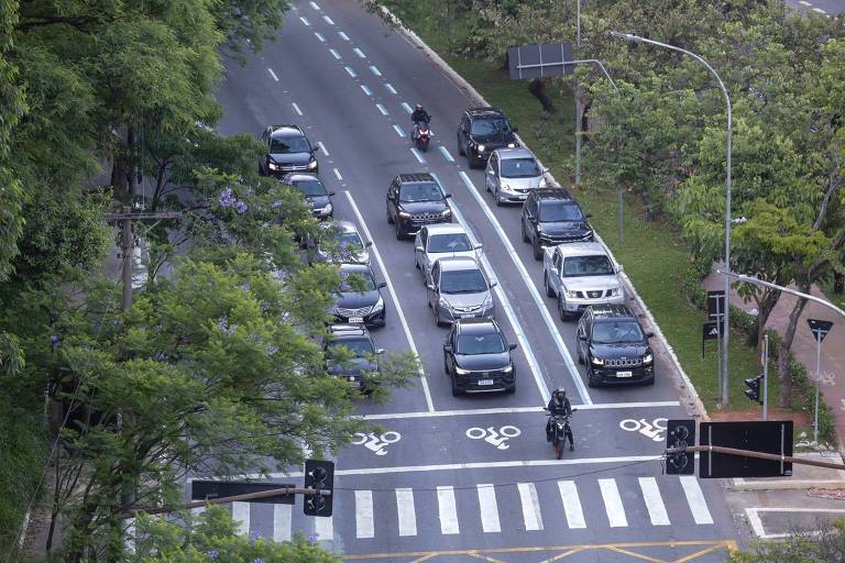 Avenida Sumaré, na zona oeste, que passa a contar com Faixa Azul para motos, assim como a avenida Paulo 6º; projeto visa humanizar o trânsito da cidade