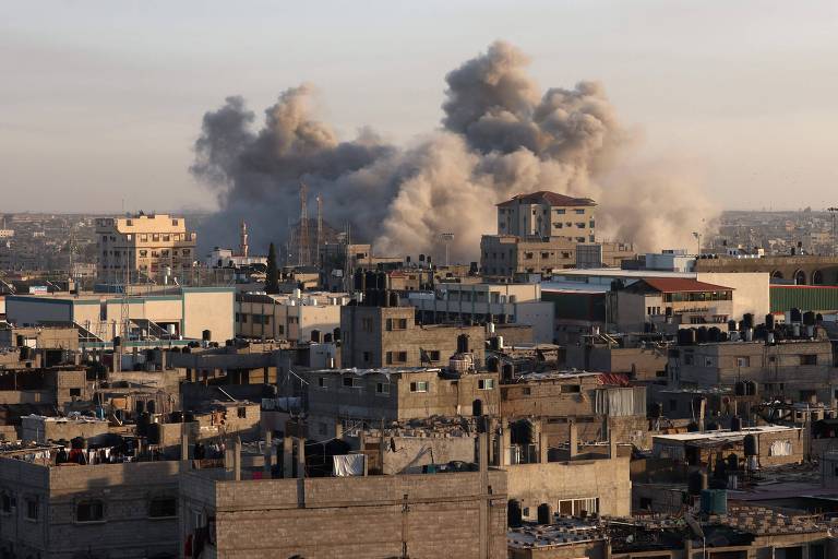 Fumaça após bombardeio em Rafah, no sul da Faixa de Gaza, no início de novembro

