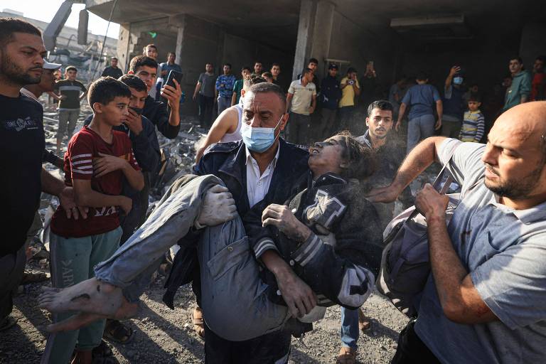 Palestino carrega vítima de bombardeio em Khan Yunis, na Faixa de Gaza