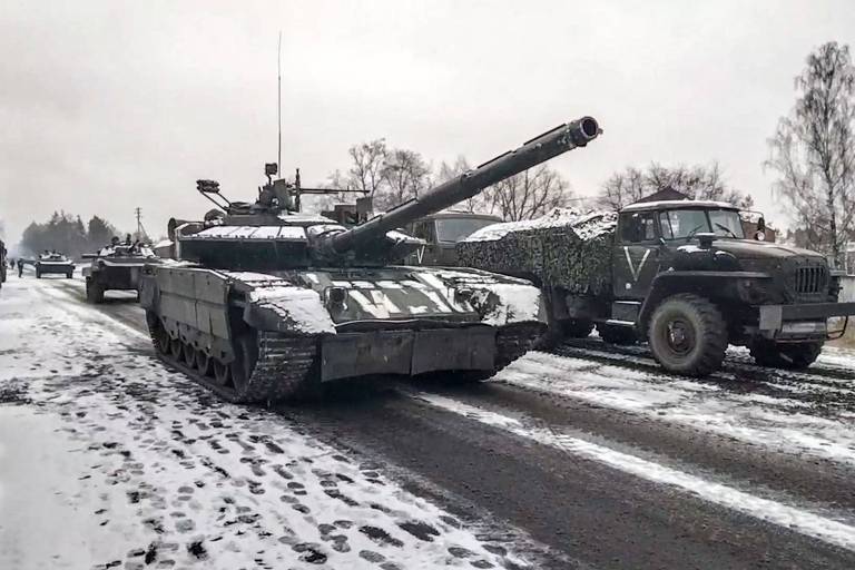 Tanque, blindados e veículos russos durante a ofensiva malsucedida para tomar Kiev, em 2022