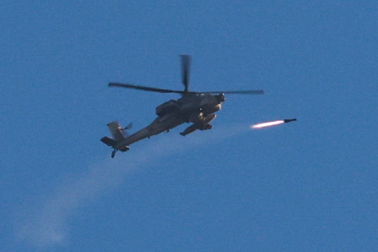 Helicóptero de ataque Apache de Israel dispara míssil contra posição do Hamas em Gaza