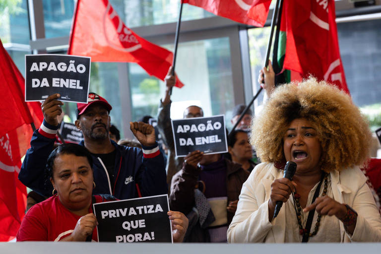 Manifestantes protestam contra apagão na sede da Enel em São Paulo