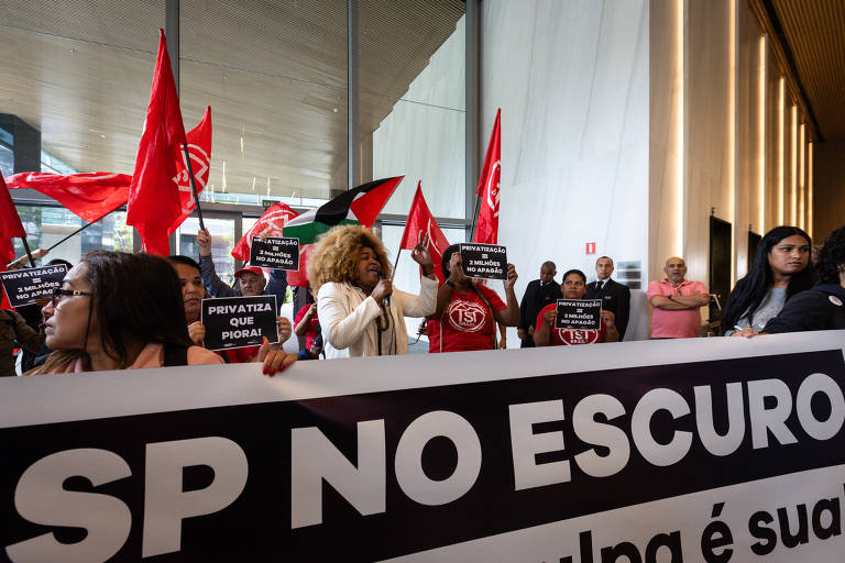 Integrantes do MTST protestam contra apagão em frente à sede da Enel, na zona sul de São Paulo