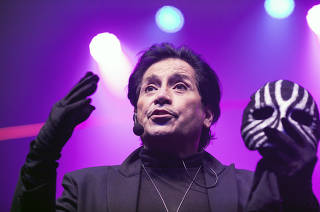 Magico e ilusionista  Mister M (Val Valentino, 67) fala com influencers e jornalistas no palco do teatro Procopio Ferreira sobre sua carreira e de seu show de curta temporada  com estreia nesta quinta feira