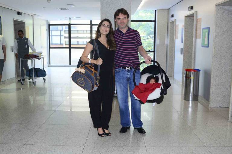 Ticiana Villas Boas deixa a maternidade após dar a luz a seu primeiro filho. Ticiana deixou a maternidade (Albert Einstein) sorridente ao lado de seu marido Joesley Batista e de seu primeiro filho Joesley Filho