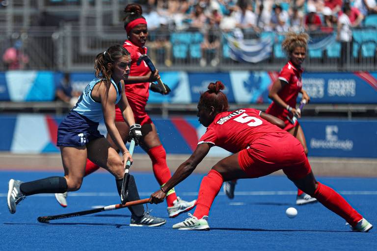 Jogadoras cubanas de hóquei na grama durante partida contra o Uruguai nos Jogos Pan-Americanos, em Santiago