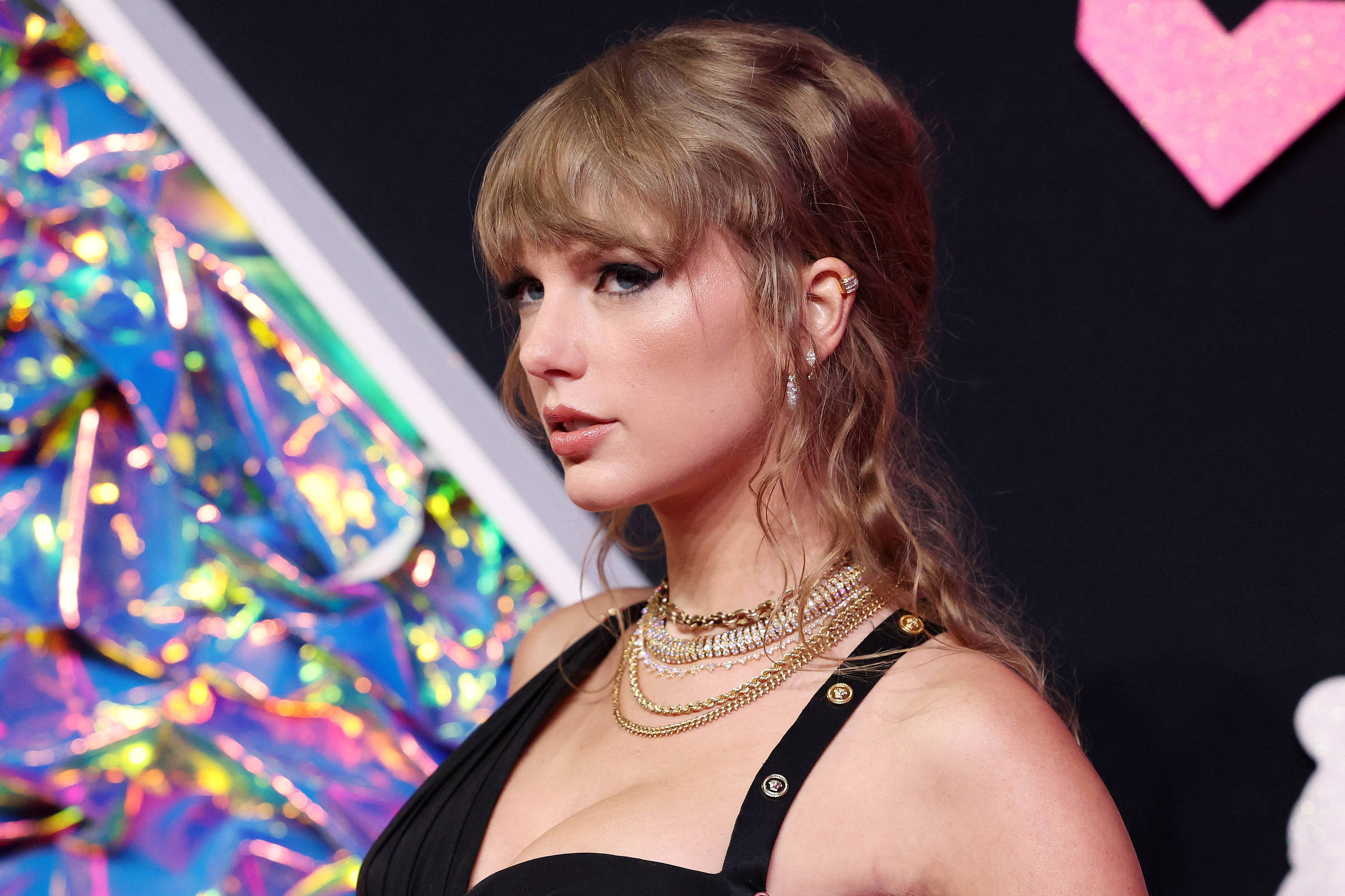 Algo que chamou a atenção na noite de estreia da nova turnê de Taylor Swift  foi a grande quantidade de serpentes - Sucesso FM