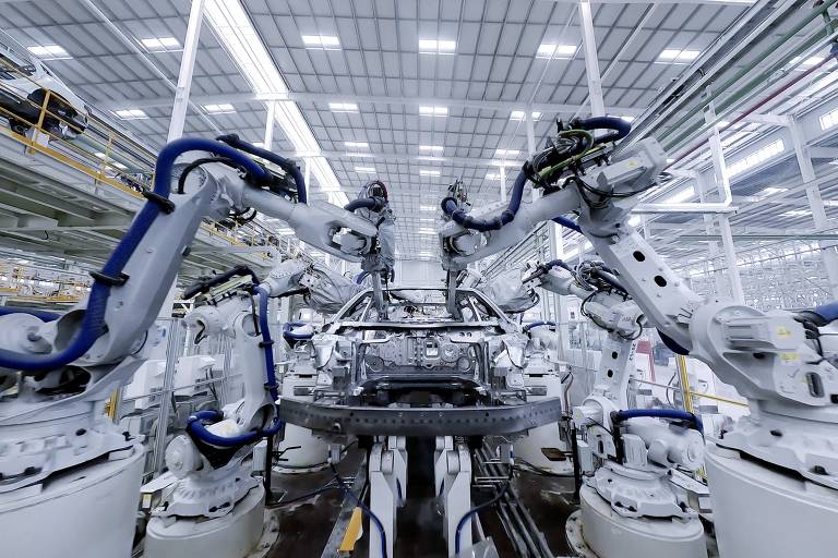Linha de produção da fábrica de veículos elétricos da BYD em Chanzhou, na China, que servirá de espelho para a unidade brasileira