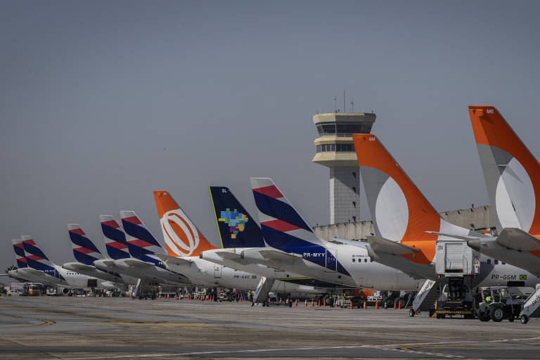 Aviões da Gol, Latam e Azul nos portões de embarque do aeroporto de Congonhas, em São Paulo, em agosto de 2023