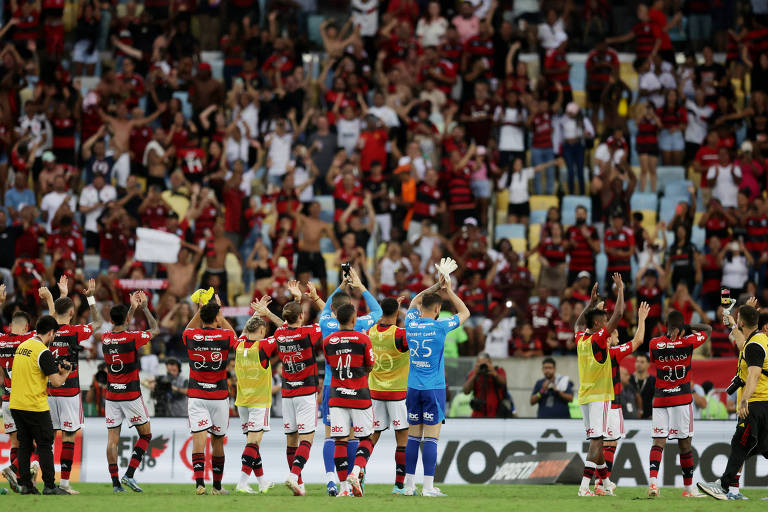 Jogadores do Flamengo agradecem torcida no estádio do Maracanã após partida contra o Vasco pelo Campeonato Brasileiro