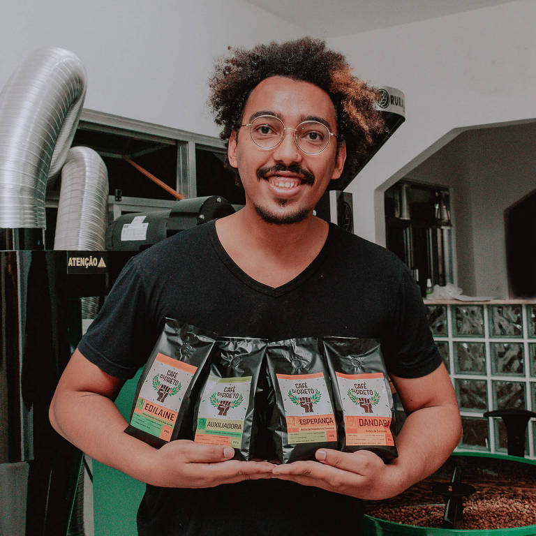 Raphael Brandão, fundador do Café di Preto, exibe pacotes de café torrados na própria empresa
