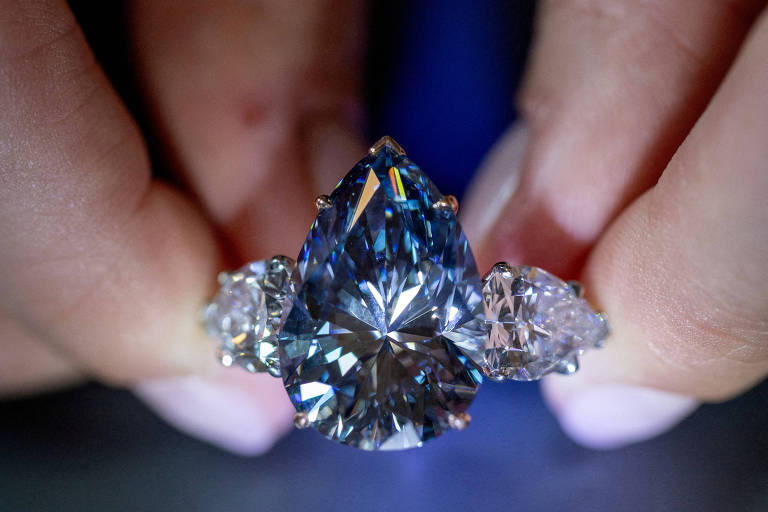 Diamante azul é vendido por R$ 213 milhões em leilão da Christie's