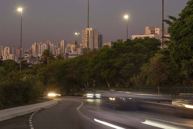Bairro com fio enterrado também sofreu apagão em São Paulo