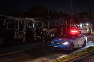 Carcaça de ônibus queimado próximo à estação Notre Dame, na zona oeste do Rio de Janeiro