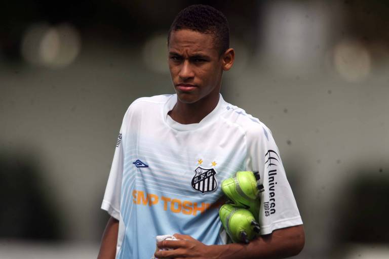 Neymar, então com 17 anos, em treinamento do Santos no CT Rei Pelé