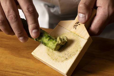 Chef Uilian Goya rala um wasabi fresco no balcão do Goya Zushi, novidade na região dos Jardins 