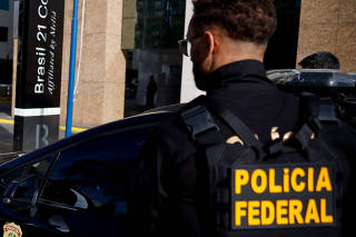 Policiais federais levam malotes após operação que apura esquema em compra de kits
